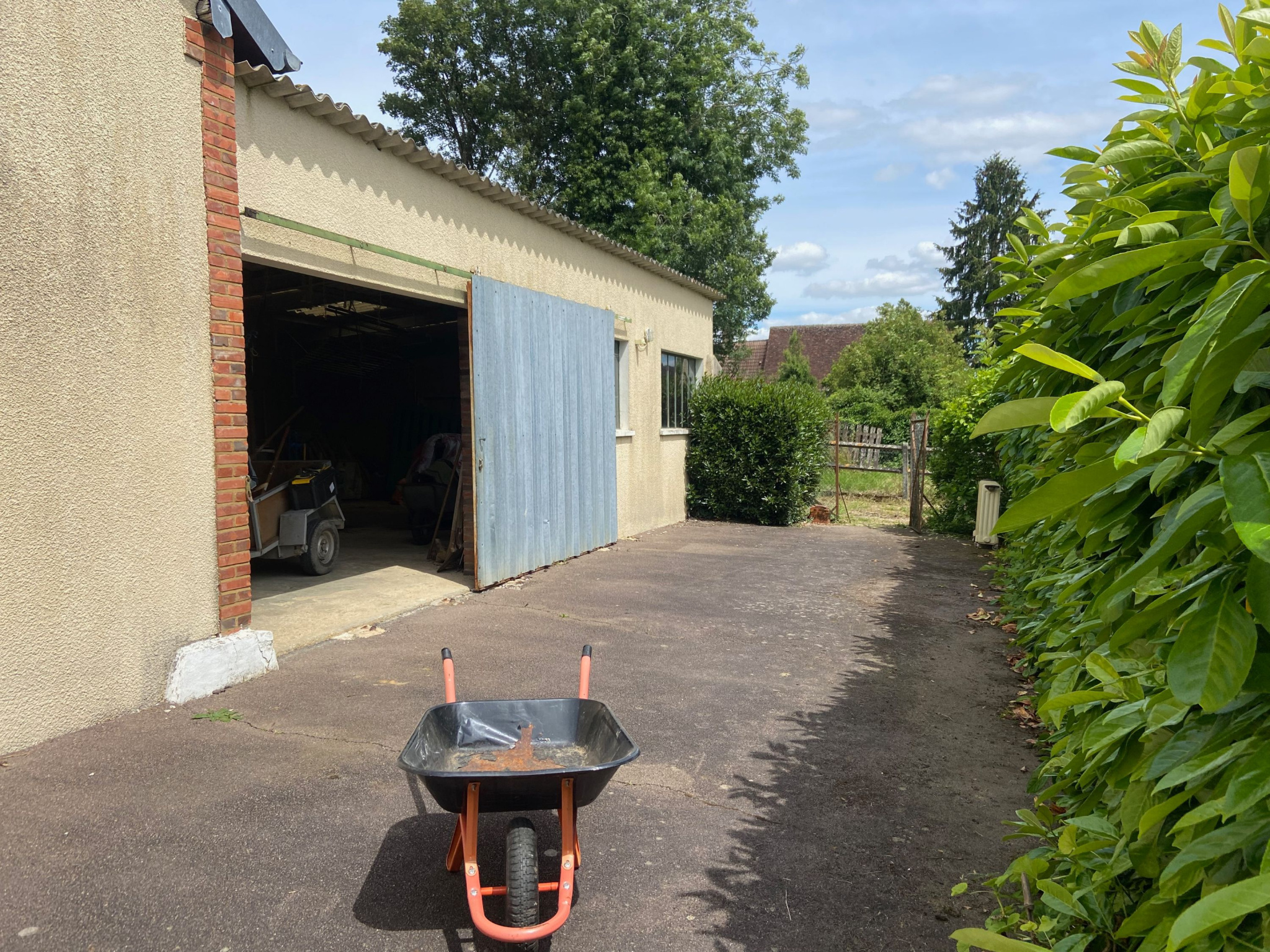 A TOUCY, cette jolie fermette avec potentiel, garage/atelier
